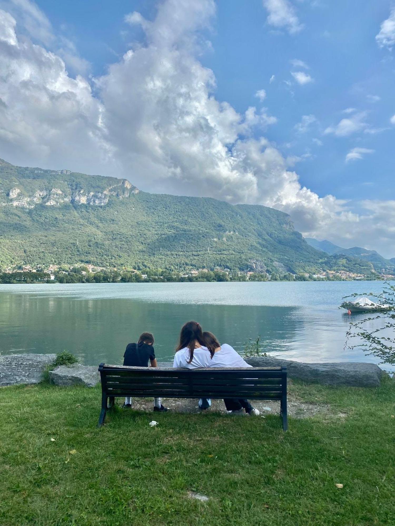 Le Rose Sul Lago Pescate Exteriér fotografie