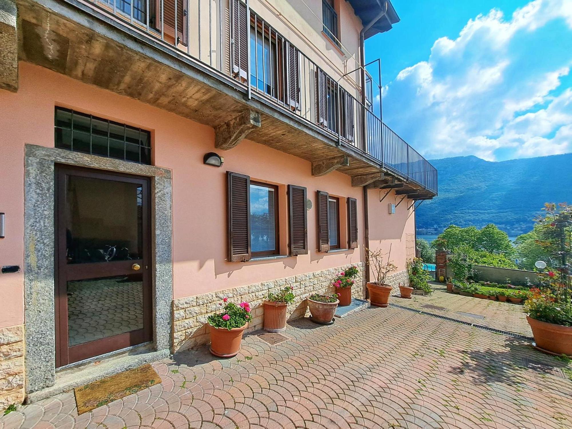 Le Rose Sul Lago Pescate Exteriér fotografie