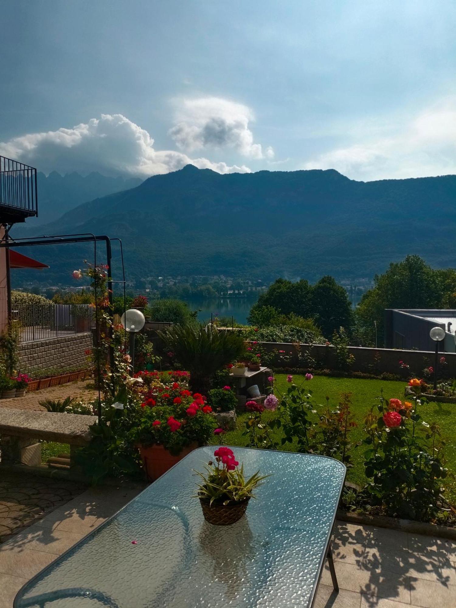 Le Rose Sul Lago Pescate Exteriér fotografie