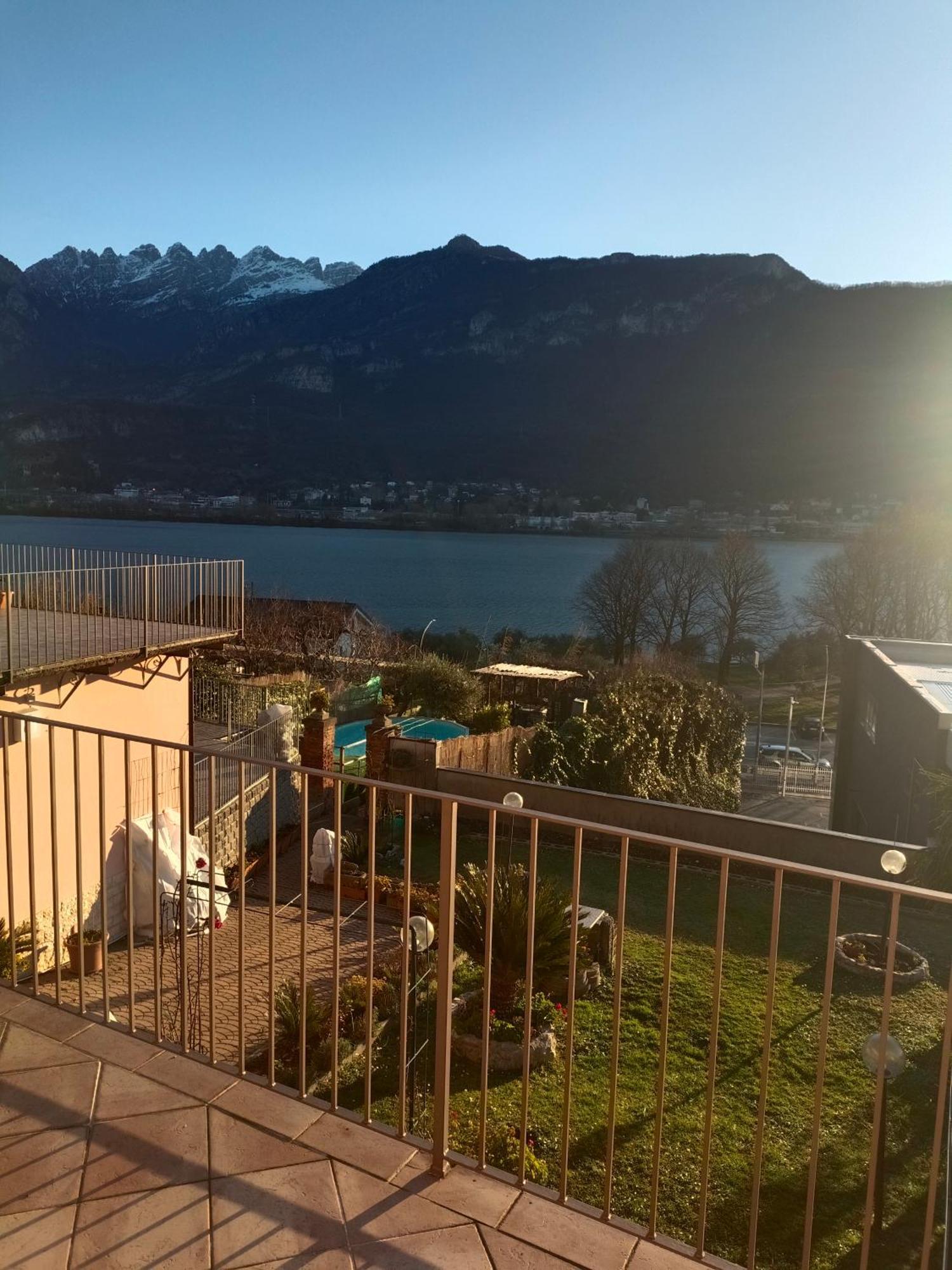 Le Rose Sul Lago Pescate Exteriér fotografie